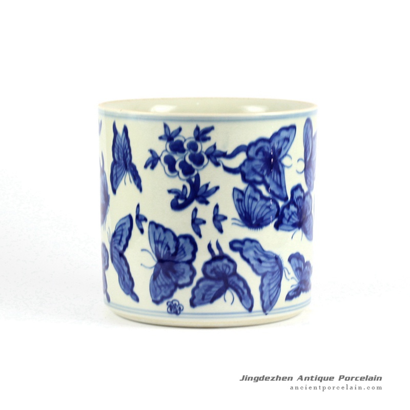 RYLU82_ Butterfly floral pattern hand painted blue and white brush pot