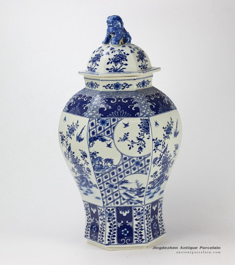 RYJF63_Blue and white ceramic oriental jar with lion knob