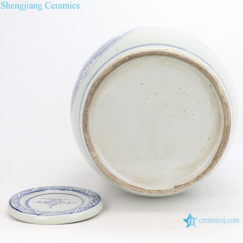  blue and white antique ceramic pot bottom view