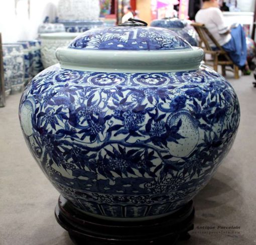 RYOM25-B_Round shoulder blue and white hand paint longevity peach pattern ceramic hall exhibition jar