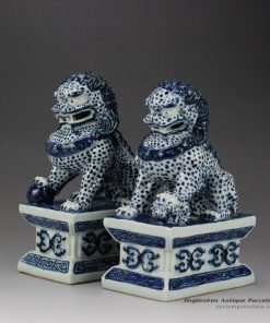 RYQA08_Blue and white pair of ceramic sitting lions book end