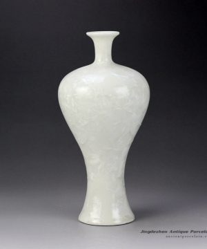 RZCU10_Ice crackle design plain white color porcelain narrow neck vase