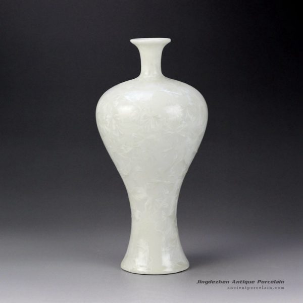 RZCU10_Ice crackle design plain white color porcelain narrow neck vase